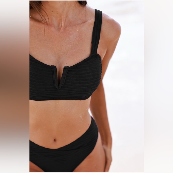 CUPSHE Black Scoop Neck Bikini Top & V-Front Standard Bottoms Set - Picture 4 of 9